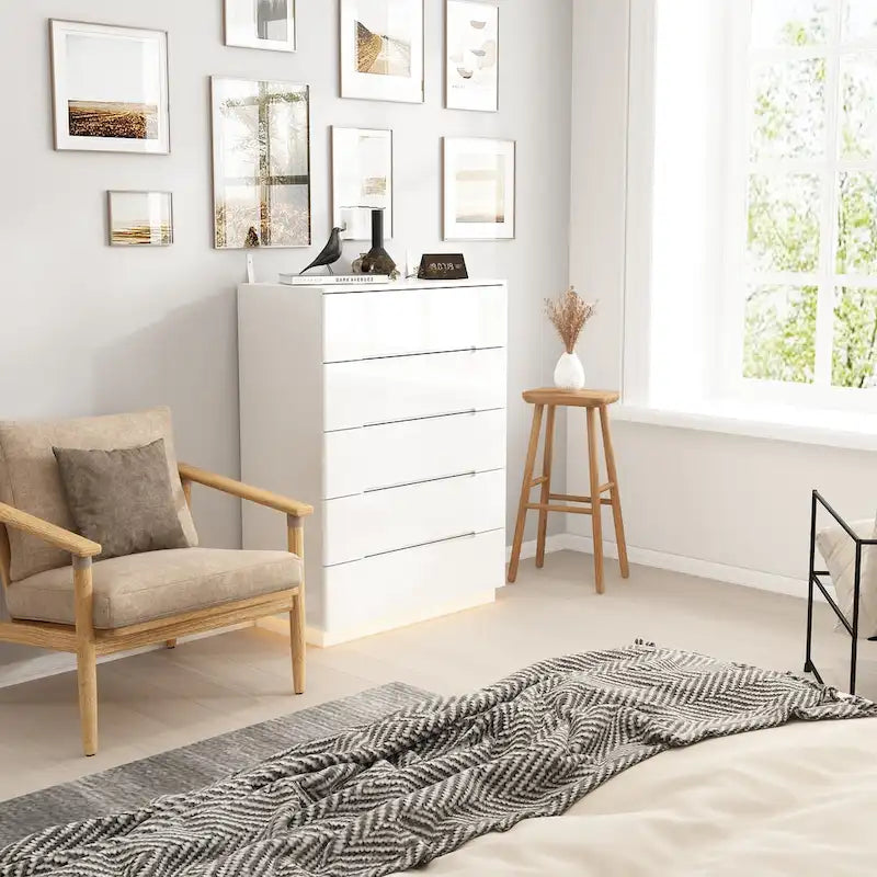 Commode de rangement brillante à 5 tiroirs avec plateau spacieux de 31,5 po à DEL