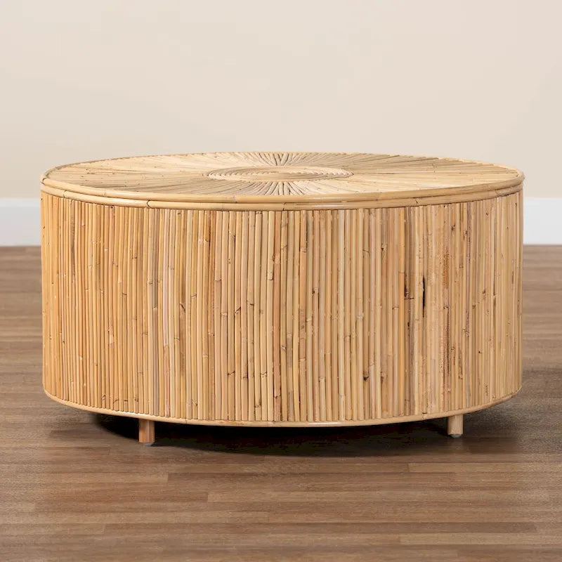 Table basse ronde en rotin avec pieds minimalistes